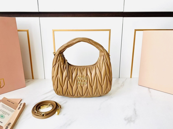 スーパーコピーブランドバッグ正面デザイン